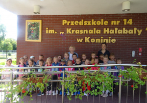 zdjęcie całej grupy, z panią dyrektor oraz wychowawcą przed wejściem do przedszkola